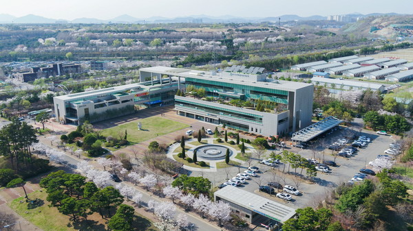 수도권매립지관리공사가 15년 동안 법적 근거가 없는 ‘수의위탁계약’을 환경부와 SL공사 출신들이 대거 재직 중인 업체와 체결해 온 것이 밝혀졌다. SL공사는 15년 동안 총 3548억 3700만원을 해당 업체에 지급했다.