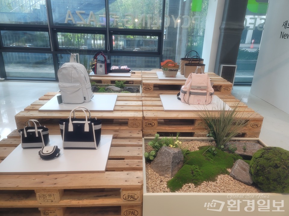 서울새활용플라자의 새활용 하우스에는 다양한 폐 소재로 만들어진 가방이 있다. /사진=서채연 객원기자