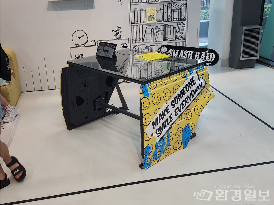 자동차 문이 새활용을 통해 테이블 받침으로 쓰이고 있다. /사진=류호용 객원기자