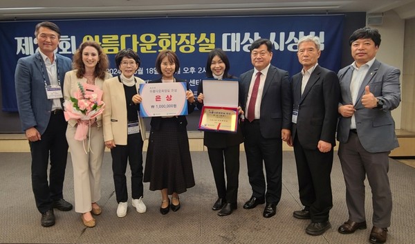 수원시 관계자들이 수상 후 기념사진 /사진제공=수원시