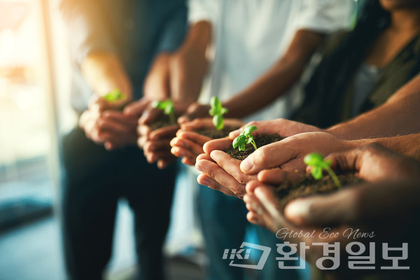 과연 도시에서 생태적으로 사는 것은 어떻게 가능할까. 도시를 떠나지 않고도 느리게, 생태적으로 살아갈 수 있는 방법을 알아보자.
