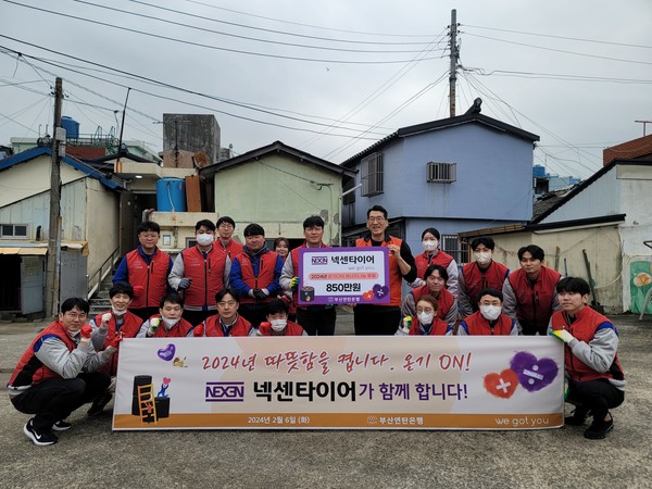 넥센타이어 임직원들이 취약계층을 위한 연탄 봉사활동을 진행했다.  /사진제공=넥센타이어
