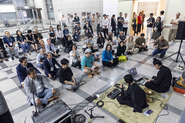 아티스트 토크＆퍼포먼스 샤먼 티룸 /사진제공=경기도의회