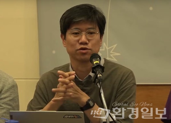 기후위기비상행동 황인철 공동운영위원장은 독일 사례와 같이 강화된 2030년 감축목표를 법률에 명시, 내년에 유엔에 제출할 2035 NDC 수립도 탄소중립법 개정 과정과 연동해서 진행해야 한다고 제언했다. /사진출처=기후위기비상행동 