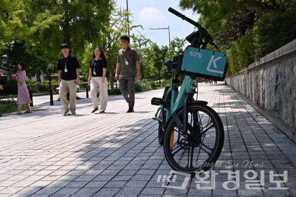 여의도역 인도에 방치돼 있는 공유자전거 /사진=박준엽 인턴기자