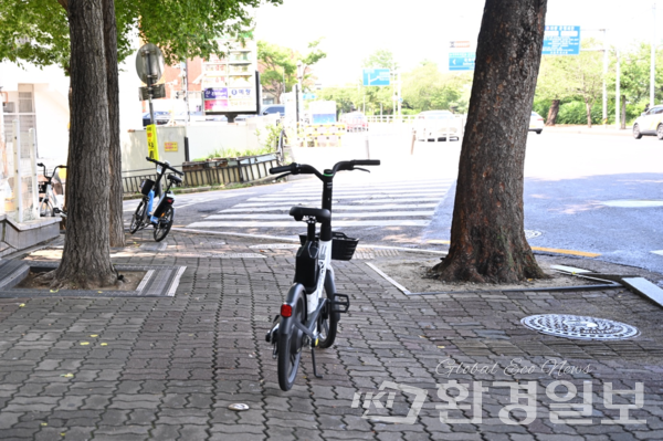 여의도역 인도 중앙에 방치돼 있는 공유자전거 /사진=박준엽 인턴기자