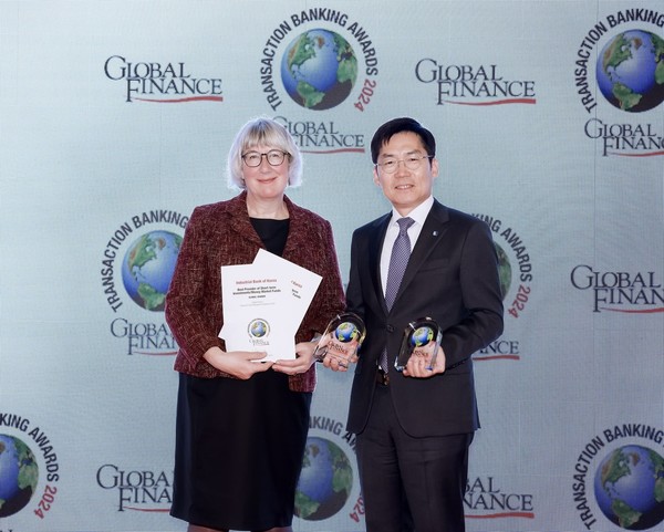 22일 베이징에서 개최된 글로벌파이낸스 주관 ‘2024년 트랜잭션 뱅킹 어워드’ 시상식에서 김형일 IBK기업은행 전무이사(오른쪽)와 길리 라이트(Gilly Wright) 글로벌파이낸스 트랜잭션 뱅킹 에디터가 기념촬영을 하고 있다. /사진제공=IBK기업은행
