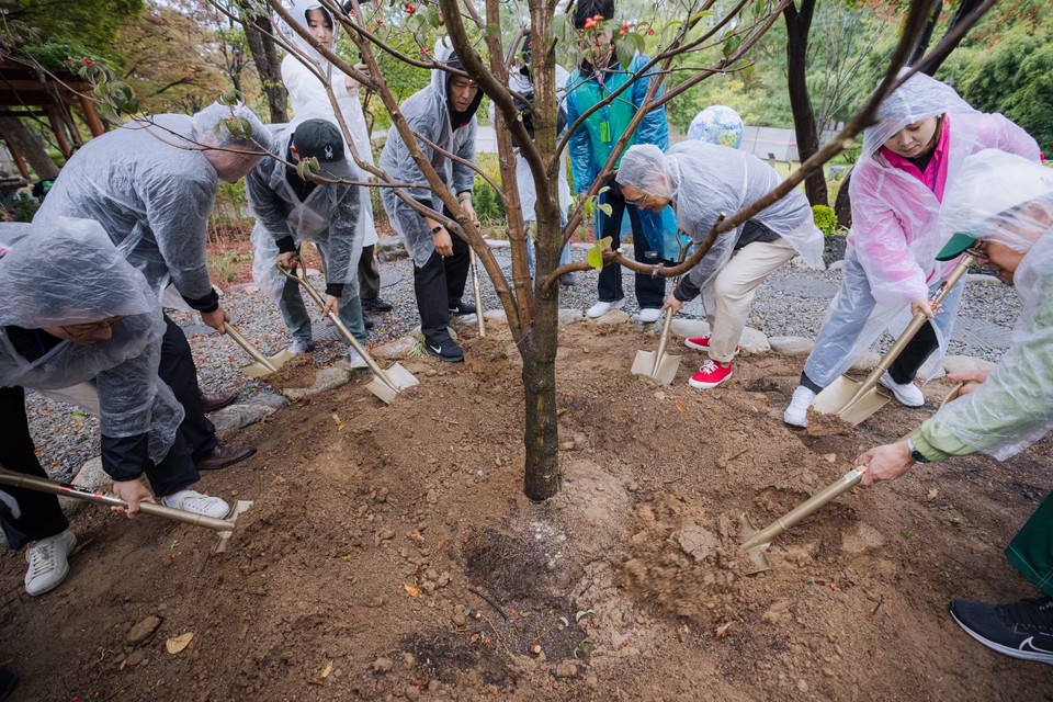 ‘다나허 포레스트’ 도심 숲 조성을 기념해 기념식수를 심고 있다. /사진제공=환경재단