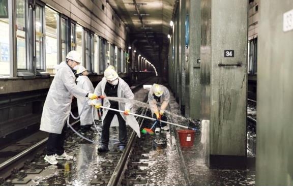 지하철 선로 물청소 /사진제공=서울시