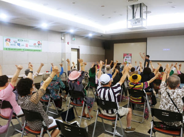 운동처방사의 교육에 따라 관절 스트레칭하고 있는 어르신들 /사진제공=동대문구