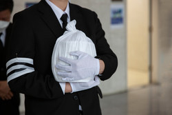 문을 닫은 상조회사로부터 고객이 돌려받지 못한 보상금이 약 300억에 이른 것으로 나타났다.