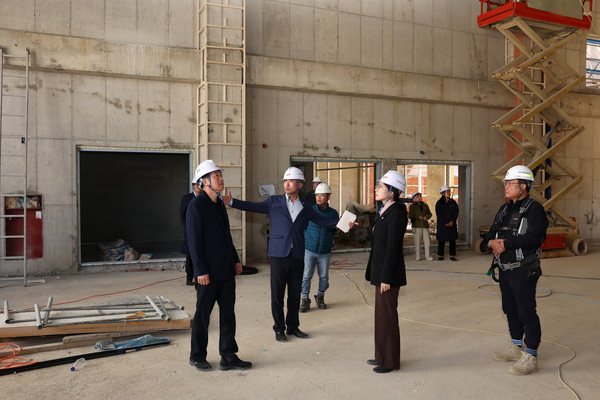 오산시의회 성길용 부의장, 전예슬 의원 세교2지구 가수중학교 공사 현장 점검  /사진제공=오산시의회