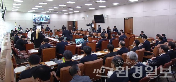 ‘독도의 날’인 10월25일 국회 농림축산식품해양수산위원회에서 열린 해양수산부 등 종합감사에서는 ‘갯벌 사고’, ‘해양 쓰레기’, ‘중국 드론 사용’ 등에 대한 내용들이 다뤄졌다. /사진=natv