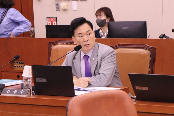 김승수 의원은 “K-POP 산업에 부정적 영향을 미치는 음원 순위 조작 문제가 근절될 수 있도록 문체부가 의지를 가지고 노력해주길 바란다”라고 밝혔다.