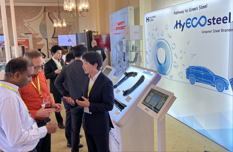 현대제철 연구원이 10월 15일부터 17일까지 열린 독일 ECB(Euro Car Body)에 참석한 글로벌 고객사들에게 탄소저감 자동차강판 제품을 설명하고 있다. /사진제공=현대제철