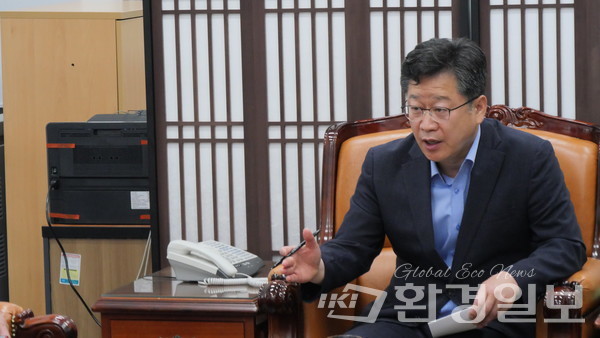 안호영 환노위원장은 현 정부가 “온실가스 감축 목표를 연간 약 2% 정도로 설정해 줄여나가다가 2027년 이후에 갑자기 연간 9%를 줄인다는 비현실적인 감축 목표를 제시하고 있다”고 지적했다. /사진=안호영 의원실