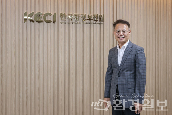 11월13일 취임 1주년을 맞는 신진수 한국환경보전원장은 "그린벨트 훼손지역 자연환경복원, 수변녹지 탄소저감숲 확대 조성 등의 환경보전·탄소중립 전국 사업을 추진 중"이며 "보전원이 국민들에게 매수토지관리전문기관으로 확실히 자리매김하는 것이 임기 내 주요 과제 중 하나"라고 말했다. /사진=이다빈 기자 