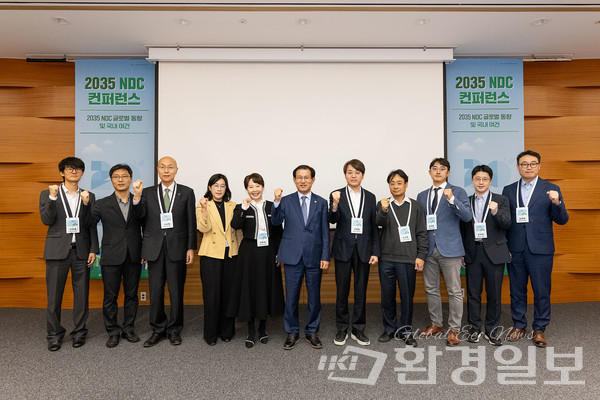 본 컨퍼런스에 참가한 주요 관계자들이 기념촬영을 하고 있다.