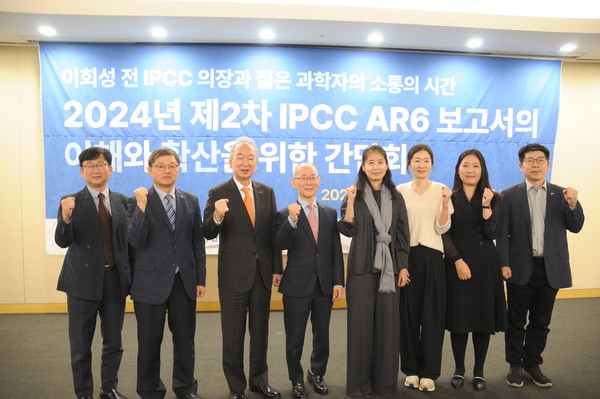 기후변화에 관한 정부 간 협의체(IPCC) 제6차(AR6) 보고서의 이해와 확산을 위한 간담회 (왼쪽부터 세번째 인천연구원장 박호군, 네번째 이회성 전 의장, 다섯번째 김진미 대표 사진제공 인천연구원) /사진=기상청