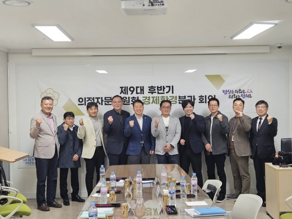 화성시의회 경제환경분과회의 참석자 단체 사진 /사진제공=화성시의회