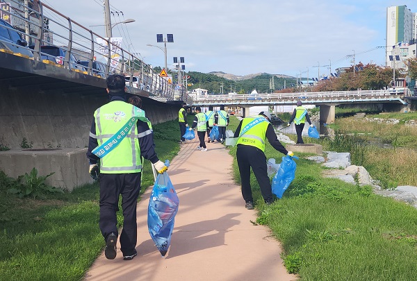 환경정화  활동을 펼친 영덕군 환경미화원과 직원들  /사진제공=영덕군