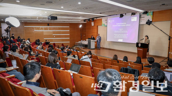 10월29일 고려대학교 하나스퀘어 강당에서 'OJERI 설립 10주년 기념 심포지엄 & ARC 2024 콘퍼런스가 개최된 가운데, 2부 행사는  ‘TNFD/TCFD와 Global Resilience’를 주제로 한 발표와 토론이 이어졌다. /사진=이다빈 기자