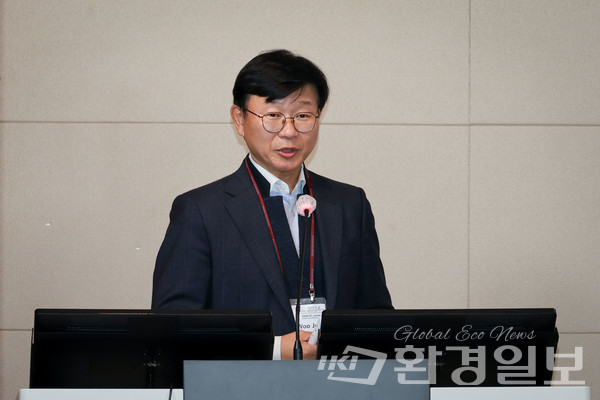 전성우 교수는 도시 인프라 시스템은 녹지, 물, 공기, 토양 등 자연 요소들이 상호 연계돼 있다고 강조하며, 이를 고려한 통합적 정책과 시스템이 기후 변화에 대비해 필요하다고 강조했다. /사진=이다빈 기자