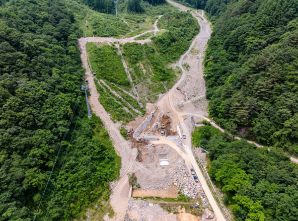 지난 6월 가리왕산 알파인 스키장 전경, 토사 유출로 파괴된 스키장에서는 산사태에 대비한 토목공사가 진행 중이다. /사진제공=그린피스