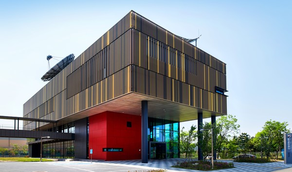 국립환경과학원 내 환경위성센터 전경. 국립환경과학원은 2020년 2월 정지궤도 환경위성 발사에 성공했다. 이를 통해 국내외 전문가와 공동으로 위성자료 검증 및 개선 과정을 거쳐 현재 대기질 정보 21종을 공개하고 있다. 현재 온실가스와 대기오염물질을 동시 관측 가능한 후속 정지궤도 환경위성 개발을 추진 중이다. /사진제공=국립환경과학원