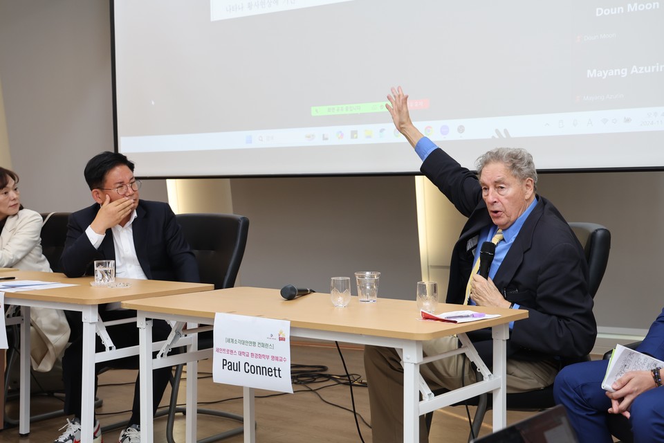 11월 5일 박강수 마포구청장과 세인트로렌스 대학교 환경화학부 명예교수인 폴 코넷 교수 등 전문가들과 쓰레기 해결 문제에 대해 토론하고 있다. /사진제공=마포구