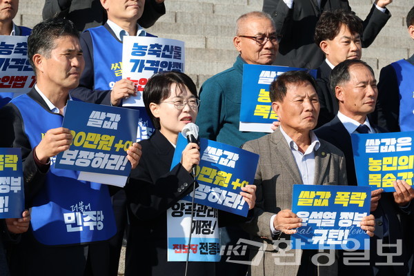 전종덕 의원은 정부의 대책 발표에도 계속되는 쌀값 폭락에 대해 “밥 한 공기 300원 보장을 포함한 특단의 대책을 세워 쌀값 안정화에 대한 정부의 확고한 의지를 표명해야 한다”고 지적했다.