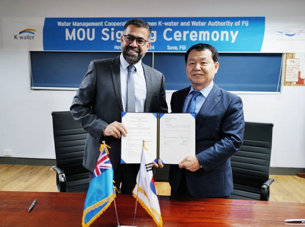 윤석대 한국수자원공사 사장(사진 오른쪽)이 11월 6일 피지 수도 수바 현지에서 아밋 차난(Amit Chanan) 피지 수자원공사 사장과 업무협약을 체결한 뒤 기념사진을 촬영하고 있다. /사진=한국수자원공사