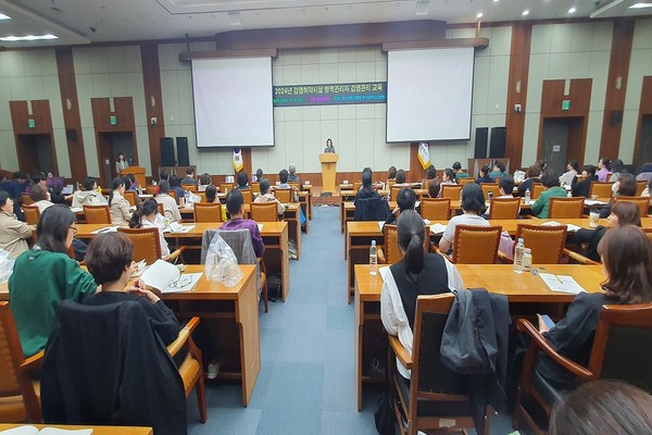 시는 11월6일 온라인 생방송과 병행해 '감염취약시설 대상 감염관리 교육'을 실시했다. /사진제공=부산시