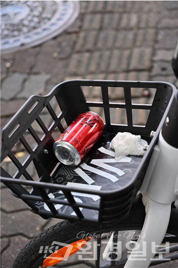 여의도 대로변에 세워진 공유자전거에 투기된 쓰레기 /사진=박준엽 인턴기자