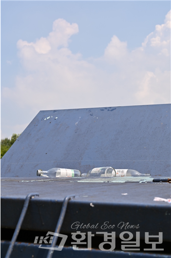 여의도 한강공원 쓰레기통 위에 방치된 소주병 /사진=박준엽 인턴기자