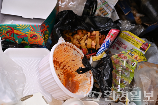 여의도 한강공원 쓰레기통 속, 재활용이 되지 않고 무분별하게 섞인 쓰레기들 /사진=박준엽 인턴기자