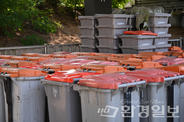 원효대교 아래 모인 음식물 쓰레기 수거함 /사진=박준엽 인턴기자