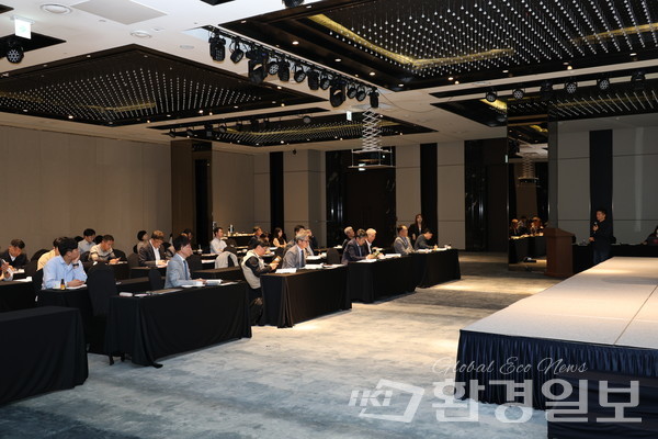 지난 10월 31일 강릉 세인트존스호텔에서 '제3차 기후위기 대응 세미나'가 열린 가운데, 2부 주제발표에서는 강릉원주대학교 교수들을 포함한 분야별 전문가들이 참여해 기후위기 해결을 위한 여러 방안들을 제시했다. /사진=박준영 기자