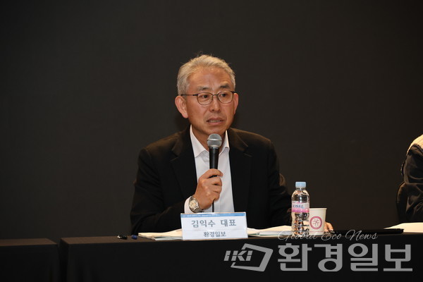 김익수 환경일보 대표는 토론에서 기후위기 극복을 위한 지역 상생 플랫폼의 중요성을 비롯해 강릉시와 다양한 기관의 협력을 높이 평가했다. /사진=박준영 기자