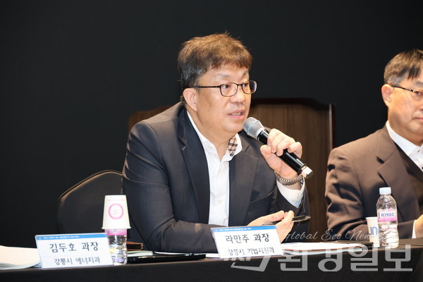 라만주 강릉시 기업지원과 과장은 강릉의 천연물 바이오산업 발전 계획으로 천연물 소재 전주기 허브와 산업화 혁신센터 설립을 강조하며, 약 450억원의 국비 및 시비 투입으로 바이오 연구와 신약 개발의 기반을 다질 것이라고 설명했다. /사진=박준영 기자