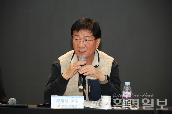 최재천 국립인천대학교 교수는 강릉시와 강릉원주대학교의 협력을 통한 인재 양성의 중요성을 강조하며, 지자체의 재정 지원과 대학의 교육·연구 노력이 결합된 공동 대응의 필요성을 강조했다. /사진=박준영 기자