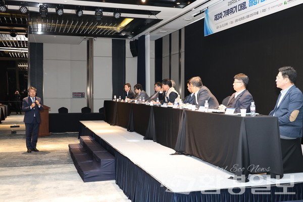 박정희 회장은 토론회를 마무리하며 기후변화의 심각성을 언급하며, 빠른 기후변화에 대응하기 위해 미래 세대를 위한 준비와 적응의 필요성을 강조하며, 다음 융합 세미나에서는 글로벌 차원의 논의를 통해 젊은 세대에게 기후위기의 중요성을 심어줄 필요가 있다고 말했다. /사진=박준영 기자