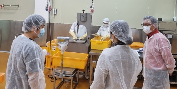 식자재 공동구매업체 현장 점검 /사진제공=수원시