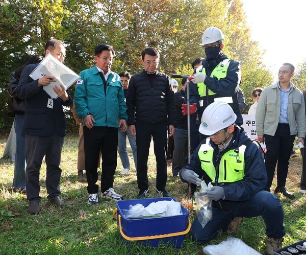 박강수 마포구청장(왼쪽에서 두 번째)이 2024년 11월 8일 상암동 추가 자원회수시설 입지 예정지에서 긴급 2차 토지오염 조사를 하고 있다. /사진제공=마포구청