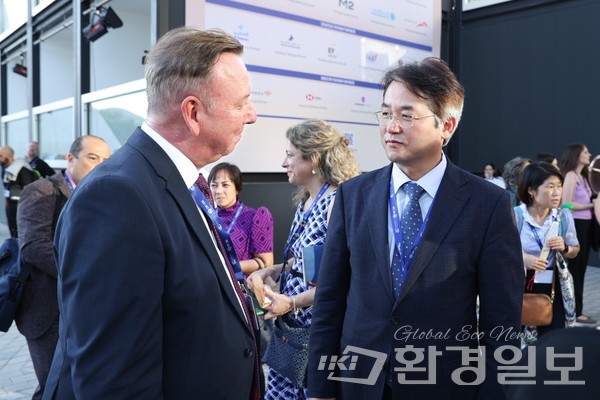 COP28 지역 기후행동 정상회의 개막식에서 지노 반 베긴 세계지방정부(ICLEI) 세계본부 사무총장과 대화하고 있는 이동환 고양시장 /사진제공=고양시
