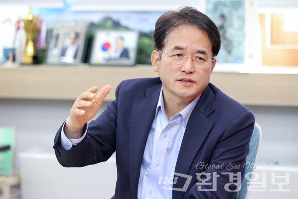 이동환 고양시장은 기후위기 대응을 위해 올바른 방향을 설정하는 것이 매우 중요하다고 강조하며, 기후변화 대응과 도시의 애너지자립을 위해 원전과 수소 용합 발전 같은 대안도 고려해야 한다고 말했다. /사진=박준영 기자