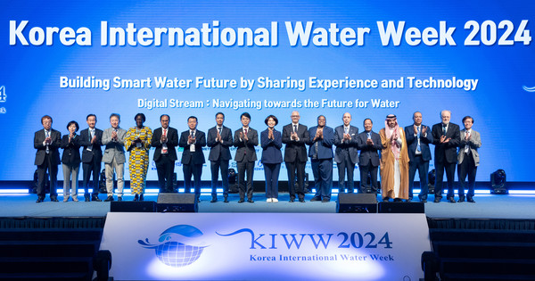 김완섭 환경부장관이 13일 대구 엑스코에서 열린 ‘대한민국국제물주간 2024’ 개회식에 참석하여 한정애 국회물포럼 회장, 배덕효 국가물관리위원장 등 참석 내빈과 함께 기념촬영을 하고 있다. /사진=환경부