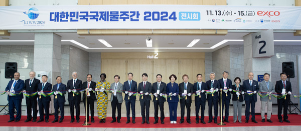 김완섭 환경부장관이 13일 대구 엑스코에서 열린 ‘대한민국국제물주간 2024’ 개회식에 참석하여 ‘워터 엑스포 전시회’의 시작을 알리는 테이프 컷팅에 앞서 기념촬영을 하고 있다. /사진=환경부