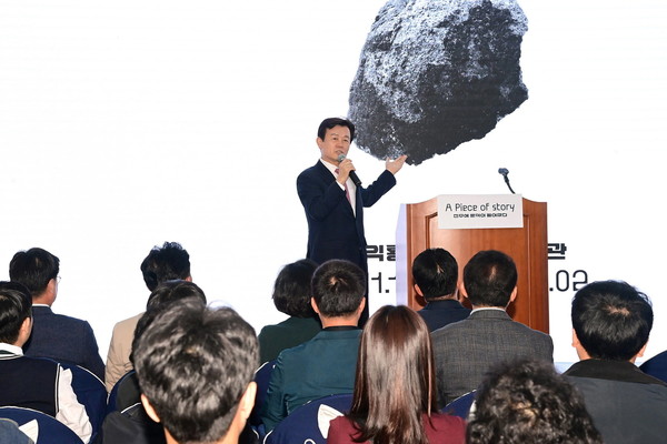 ‘진주운석’ 특별기획전 개막식에서 인사말을 전하는 조규일 시장 /사진제공=진주시