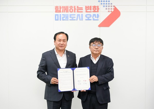 오산시(시장 이권재) 오산대학교(총장 허남윤)와 지역사회 발전 및 지산학 협력강화를 위한 공유·협업 업무협약 체결  /사진제공=오산시